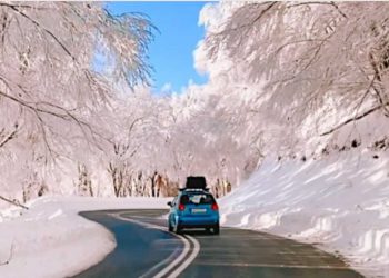 Φλώρινα: Η ονειρική ομορφιά ενός χιονισμένου δρόμου έγινε το απόλυτο viral