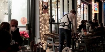 Άρση μέτρων – Την Τετάρτη οι αποφάσεις – Το επικρατέστερο σενάριο