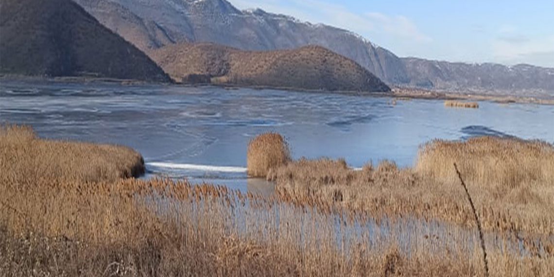 Παγωμένη και η λίμνη Χειμαδίτιδα (Φωτογραφίες)