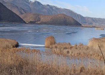 Παγωμένη και η λίμνη Χειμαδίτιδα (Φωτογραφίες)
