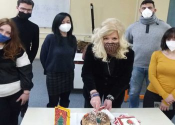 Σε μία ζέστη και οικογενειακή ατμόσφαιρα οι σπουδαστές του Τμήματος “Στέλεχος Δημοσίων Σχέσεων και Επικοινωνίας” του Δημόσιου ΙΕΚ Πτολεμαΐδας έκοψαν την παραδοσιακή βασιλόπιτα (Της Κούλας Πουλασιχίδου)