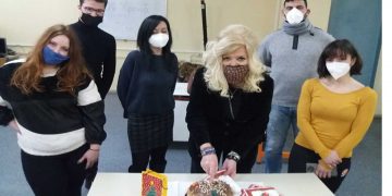 Σε μία ζέστη και οικογενειακή ατμόσφαιρα οι σπουδαστές του Τμήματος “Στέλεχος Δημοσίων Σχέσεων και Επικοινωνίας” του Δημόσιου ΙΕΚ Πτολεμαΐδας έκοψαν την παραδοσιακή βασιλόπιτα (Της Κούλας Πουλασιχίδου)