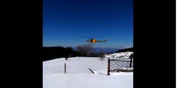 Ολοκληρώθηκε η επιχείρηση απεγκλωβισμού στο Καταφύγι- Δείτε τη στιγμή που το ελικόπτερο Super Puma προσεγγίζει το χωριό (βίντεο)
