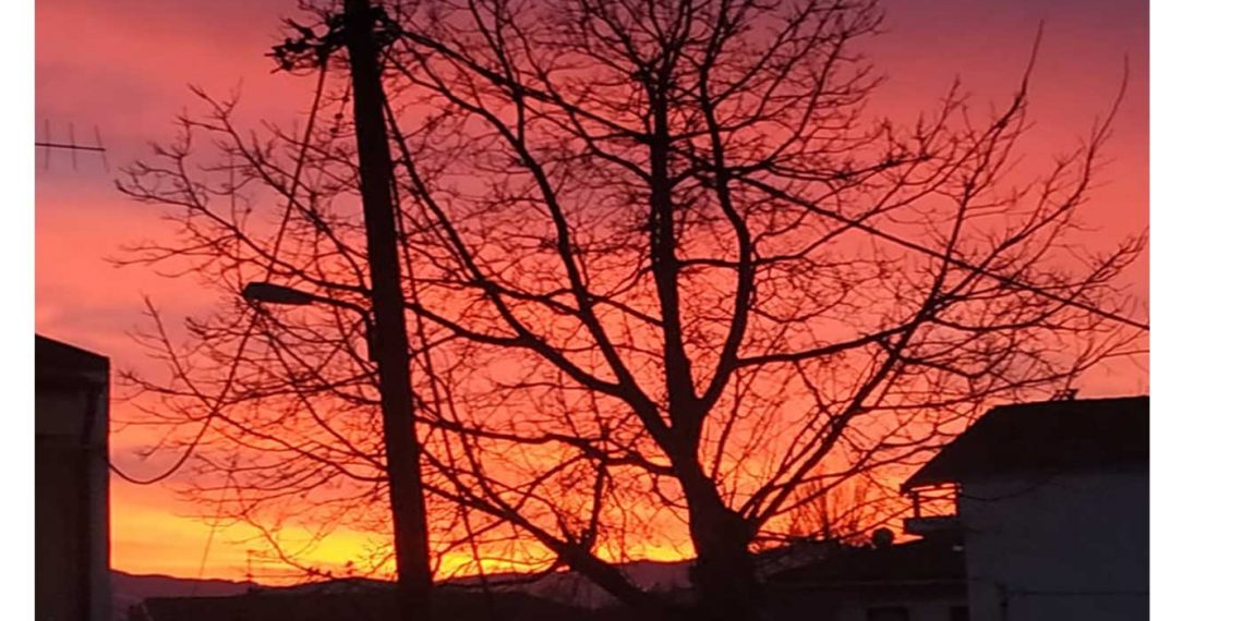 Κόκκινος ουρανός και μοναδικό φωτογραφικό καρέ στην Πτολεμαΐδα