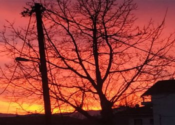 Κόκκινος ουρανός και μοναδικό φωτογραφικό καρέ στην Πτολεμαΐδα