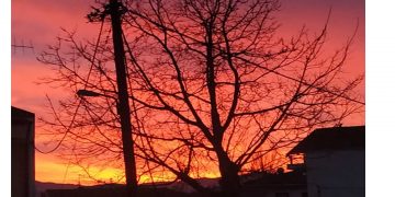 Κόκκινος ουρανός και μοναδικό φωτογραφικό καρέ στην Πτολεμαΐδα