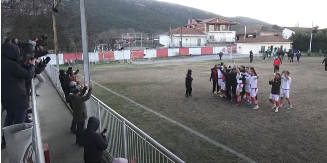 Τρελά πανηγύρια στα αποδυτήρια της Κοζάνης μετά την “τριάρα” στην Έδεσσα- Πριμ από τον πρόεδρο που τους απογείωσε (βίντεο)