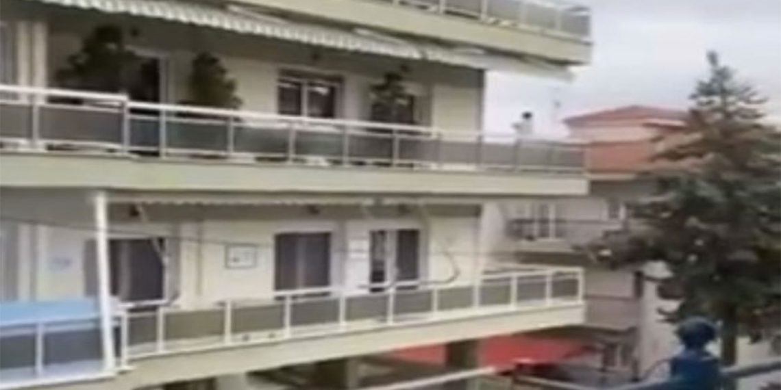 Ασθενής χιονόπτωση στην πόλη της Κοζάνης (βίντεο)