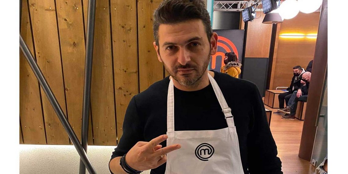 Ο Νίκος Κυψίδης ποζάρει με την ποδιά του MASTER CHEF και λέει “Ραντεβού στα bootcamp”