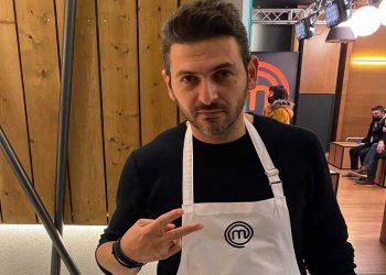 Ο Νίκος Κυψίδης ποζάρει με την ποδιά του MASTER CHEF και λέει “Ραντεβού στα bootcamp”