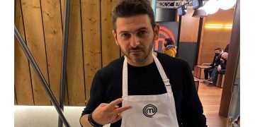 Ο Νίκος Κυψίδης ποζάρει με την ποδιά του MASTER CHEF και λέει “Ραντεβού στα bootcamp”