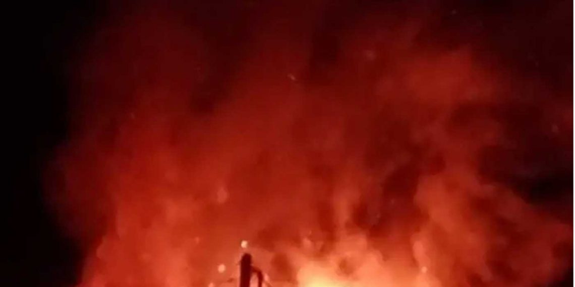 Φωτιά σε στέγη σπιτιού στο Λέχοβο