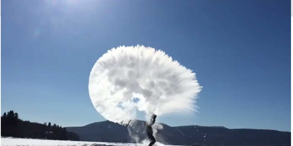 Καιρός – Κακοκαιρία Ελπίς: Δείτε σε βίντεο το φαινόμενο «Mpempa» – Καυτό νερό παγώνει σε δευτερόλεπτα στη Φλώρινα