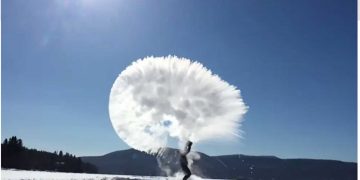 Καιρός – Κακοκαιρία Ελπίς: Δείτε σε βίντεο το φαινόμενο «Mpempa» – Καυτό νερό παγώνει σε δευτερόλεπτα στη Φλώρινα