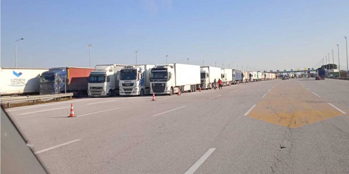 Πάνω από 500 νταλίκες σταματημένες ακόμα και στα Μάλγαρα λόγω της κακοκαιρίας στη Νότια Ελλάδα – Πτολεμαϊδιώτης οδηγός φορτηγού μεταφέρει την εικόνα