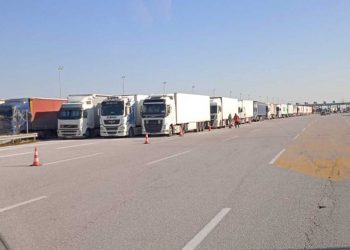 Πάνω από 500 νταλίκες σταματημένες ακόμα και στα Μάλγαρα λόγω της κακοκαιρίας στη Νότια Ελλάδα – Πτολεμαϊδιώτης οδηγός φορτηγού μεταφέρει την εικόνα 