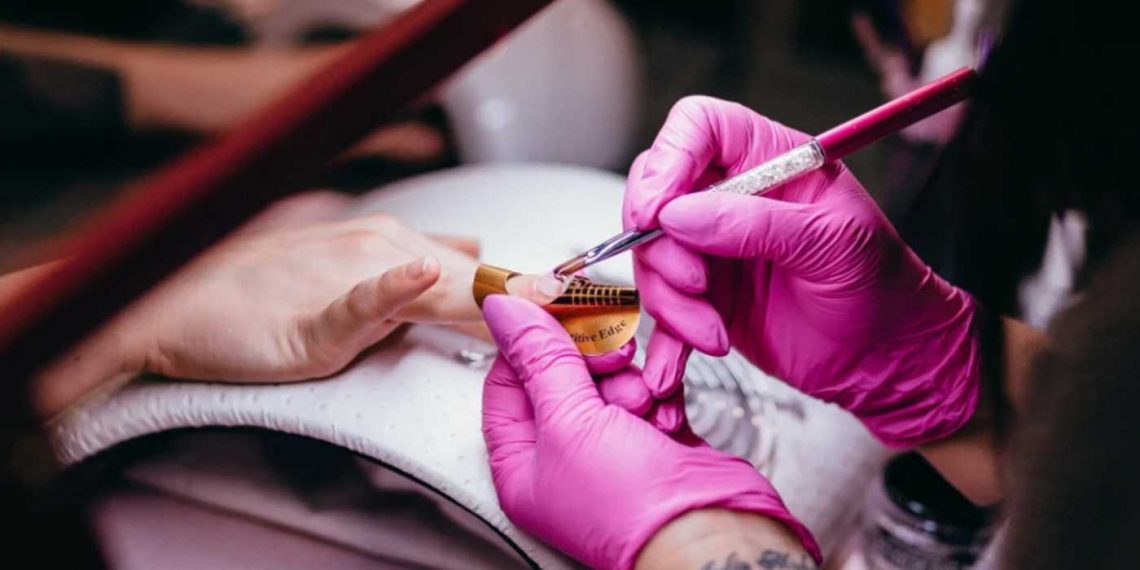 Τέλος κομμωτήρια και μανικιούρ στο σπίτι: Θα παρακολουθούν αναρτήσεις στα social media και θα «πέφτουν» πρόστιμα