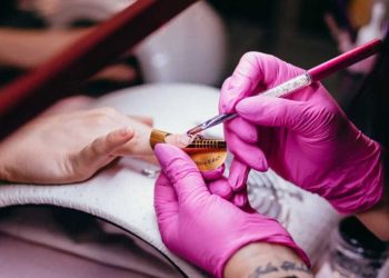 Τέλος κομμωτήρια και μανικιούρ στο σπίτι: Θα παρακολουθούν αναρτήσεις στα social media και θα «πέφτουν» πρόστιμα