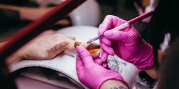 Τέλος κομμωτήρια και μανικιούρ στο σπίτι: Θα παρακολουθούν αναρτήσεις στα social media και θα «πέφτουν» πρόστιμα