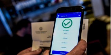 Πιστοποιητικά εμβολιασμού: Ποια μέτρα εξετάζονται για να κλείσει το «κενό» για όσους νοσούν