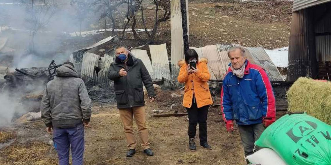 Στο πλευρό του Κτηνοτρόφου που επλήγη από τη φωτιά  στην Πτελέα η Αντιπεριφερειάρχης Δ. Κοζατσάνη και ο θεμ. Αντιπεριφερειάρχης Θ. Μάνος-Δελτίο Τύπου