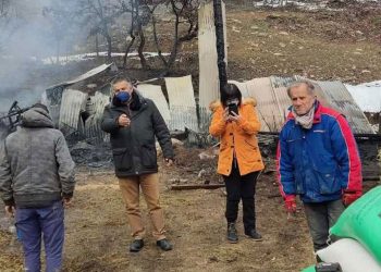 Στο πλευρό του Κτηνοτρόφου που επλήγη από τη φωτιά  στην Πτελέα η Αντιπεριφερειάρχης Δ. Κοζατσάνη και ο θεμ. Αντιπεριφερειάρχης Θ. Μάνος-Δελτίο Τύπου