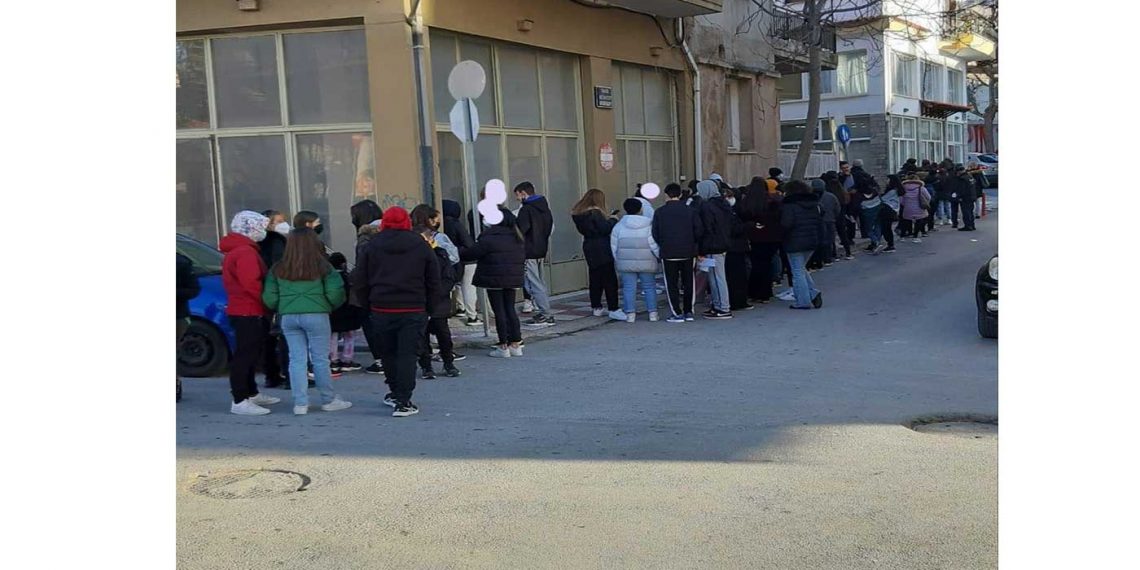 Χαμός από μαθητές στον ΕΟΔΥ Κοζάνης- Στην ουρά για ένα rapid test