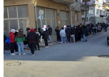 Χαμός από μαθητές στον ΕΟΔΥ Κοζάνης- Στην ουρά για ένα rapid test