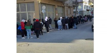 Χαμός από μαθητές στον ΕΟΔΥ Κοζάνης- Στην ουρά για ένα rapid test