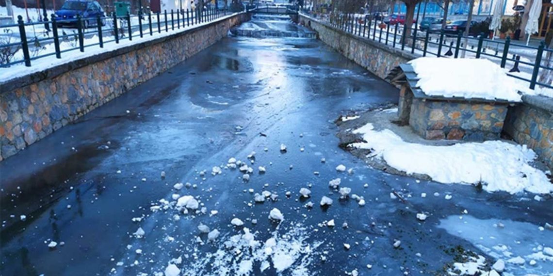 Πάγωσε και ο ποταμός Σακουλέβας στην Φλώρινα (φωτογραφίες)