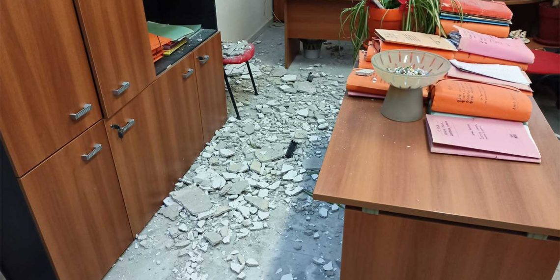 Τα αποτελέσματα του σεισμού στο κτήριο που στεγάζεται η Αποκεντρωμένη Διοίκηση στη Φλώρινα