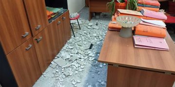 Τα αποτελέσματα του σεισμού στο κτήριο που στεγάζεται η Αποκεντρωμένη Διοίκηση στη Φλώρινα