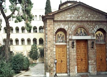 Ιερά Σύνοδος για Ηλία Μόσιαλο: «Χλευάζει την πίστη εκατομμυρίων Χριστιανών»