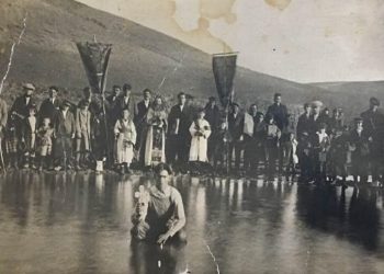 ΘΕΟΦΑΝΕΙΑ 1930. Κατάδυση σταυρού στο ποτάμι Προαστείου