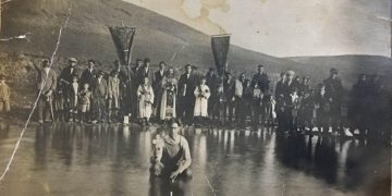 ΘΕΟΦΑΝΕΙΑ 1930. Κατάδυση σταυρού στο ποτάμι Προαστείου