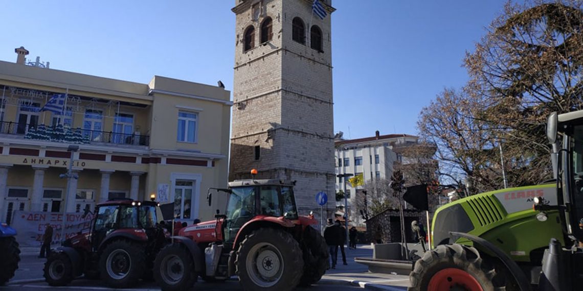 Με τα τρακτέρ τους στο Δημαρχείο Κοζάνης οι αγρότες του Δρεπάνου- Συνεχίζουν τις κινητοποιήσεις- Συνάντηση με Μαλούτα(φώτο-video)