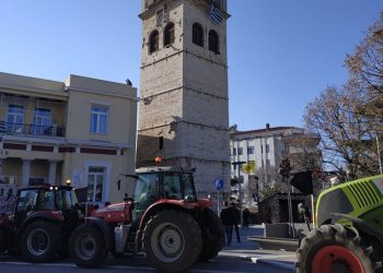Με τα τρακτέρ τους στο Δημαρχείο Κοζάνης οι αγρότες του Δρεπάνου- Συνεχίζουν τις κινητοποιήσεις- Συνάντηση με Μαλούτα(φώτο-video)