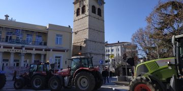 Με τα τρακτέρ τους στο Δημαρχείο Κοζάνης οι αγρότες του Δρεπάνου- Συνεχίζουν τις κινητοποιήσεις- Συνάντηση με Μαλούτα(φώτο-video)