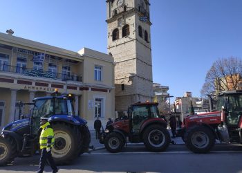 Με τα τρακτέρ τους στο Δημαρχείο Κοζάνης οι αγρότες του Δρεπάνου- Συνεχίζουν τις κινητοποιήσεις- Συνάντηση με Μαλούτα(φώτο-video)