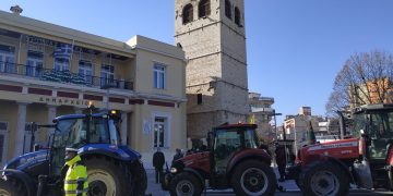 Με τα τρακτέρ τους στο Δημαρχείο Κοζάνης οι αγρότες του Δρεπάνου- Συνεχίζουν τις κινητοποιήσεις- Συνάντηση με Μαλούτα(φώτο-video)