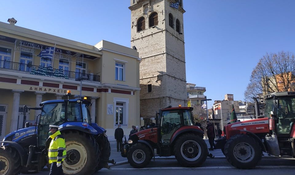 Με τα τρακτέρ τους στο Δημαρχείο Κοζάνης οι αγρότες του Δρεπάνου- Συνεχίζουν τις κινητοποιήσεις- Συνάντηση με Μαλούτα(φώτο-video)