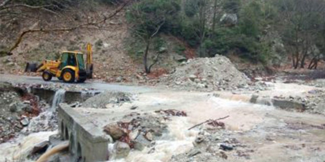 Δύσκολη μέρα για το Βελβεντό από το «Διομήδη»- Χωρίς ρεύμα το Καταφύγι, μεγάλες ζημιές σε ρέματα και αγροτικούς δρόμους- Απεγκλωβίστηκε 4μελης κτηνοτροφική οικογένεια