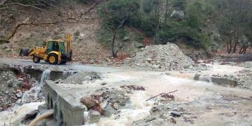 Δύσκολη μέρα για το Βελβεντό από το «Διομήδη»- Χωρίς ρεύμα το Καταφύγι, μεγάλες ζημιές σε ρέματα και αγροτικούς δρόμους- Απεγκλωβίστηκε 4μελης κτηνοτροφική οικογένεια