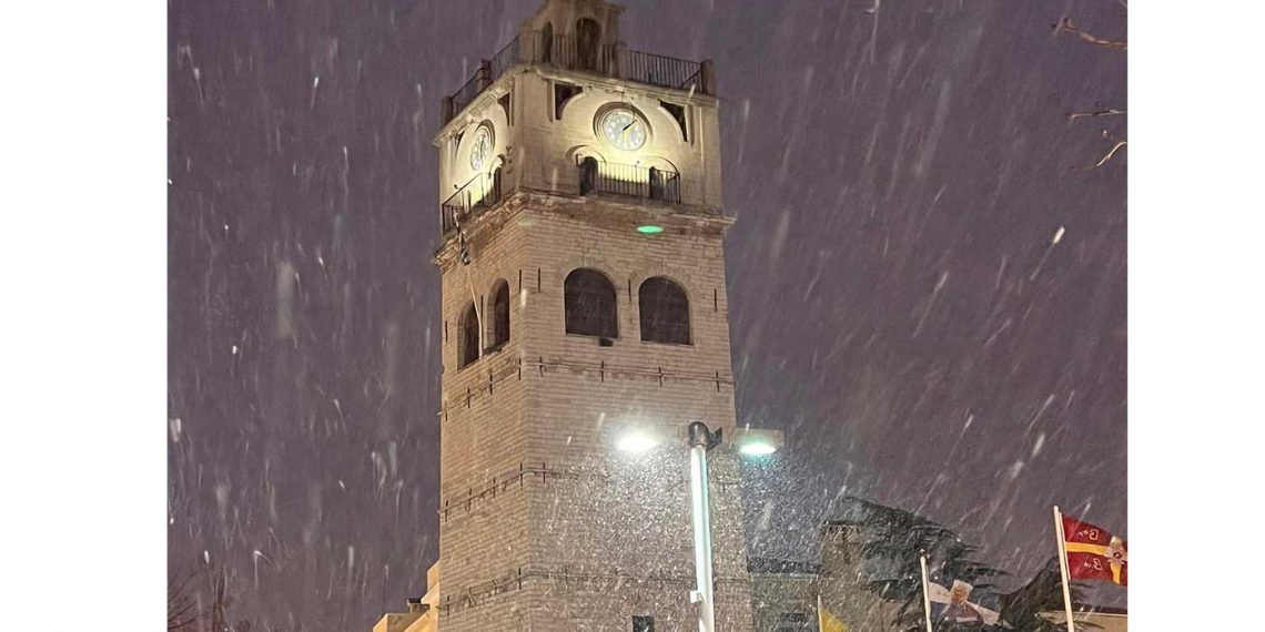 Κοζάνη: Νυχτερινή ασθενής χιονόπτωση – βίντεο από την κεντρική πλατεία