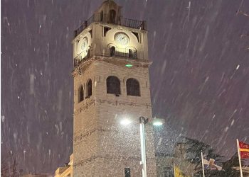 Κοζάνη: Νυχτερινή ασθενής χιονόπτωση – βίντεο από την κεντρική πλατεία