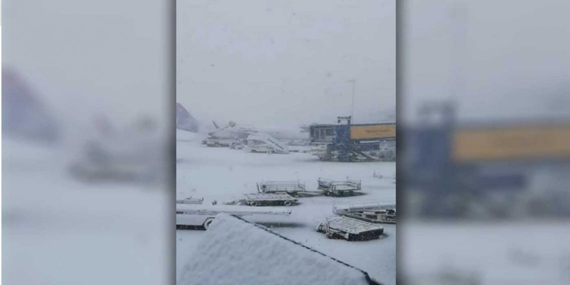 Κακοκαιρία «Ελπίς»: Ακυρώνονται πτήσεις εσωτερικού στο «Ελ. Βενιζέλος» – Εκχιονιστικά στον διάδρομο απογείωσης – προσγείωσης