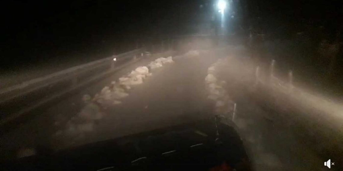 Πρωινός αποχιονισμός του δρόμου προς Παλαιογράτσανο (βίντεο)