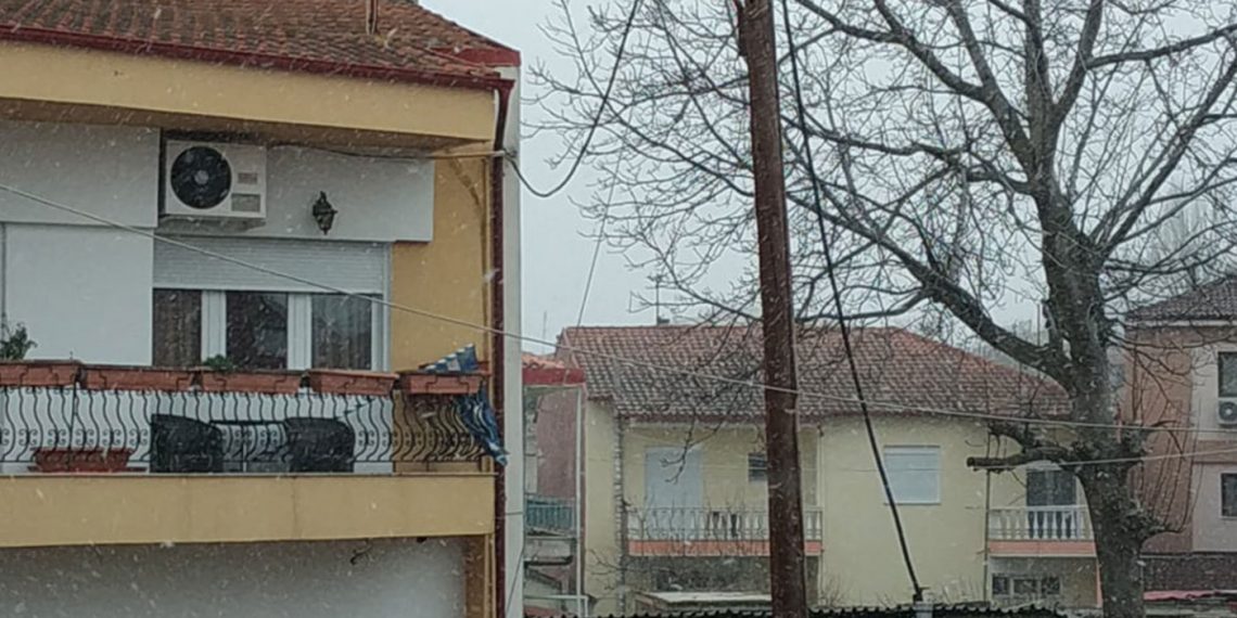 Ξεκίνησε η χιονόπτωση στην Πτολεμαΐδα (βίντεο)