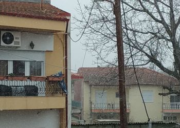Ξεκίνησε η χιονόπτωση στην Πτολεμαΐδα (βίντεο)