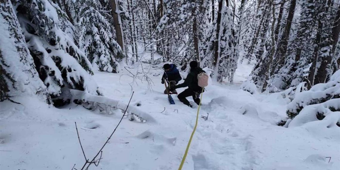 “Καταδρομική” κατάβαση μέσα στα χιόνια για να βρεθεί η βλάβη στον αγωγό που υδροδοτεί το Βελβεντό